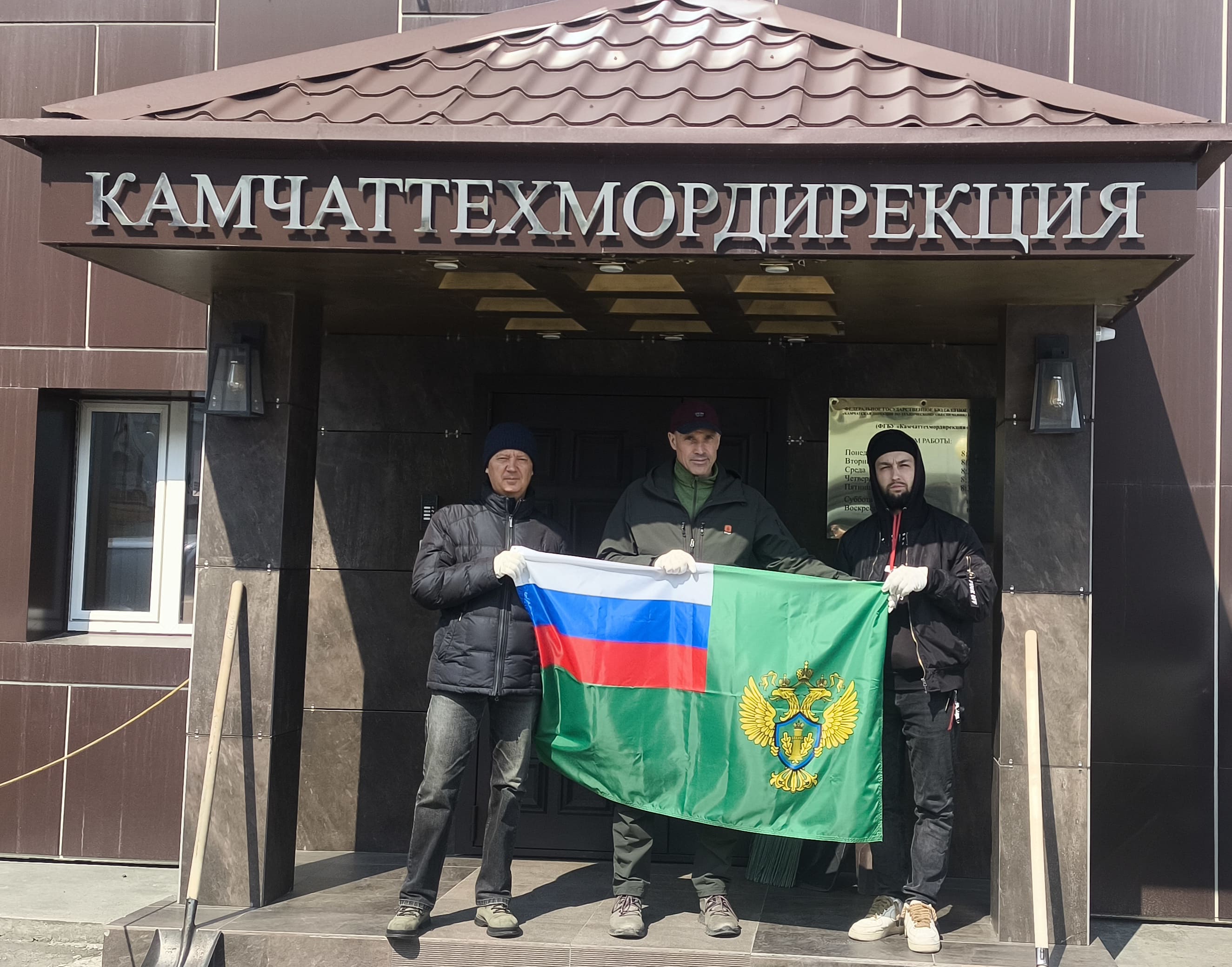Сотрудники Камчаттехмордирекции приняли участие во Всероссийском субботнике «Мы за чистоту»