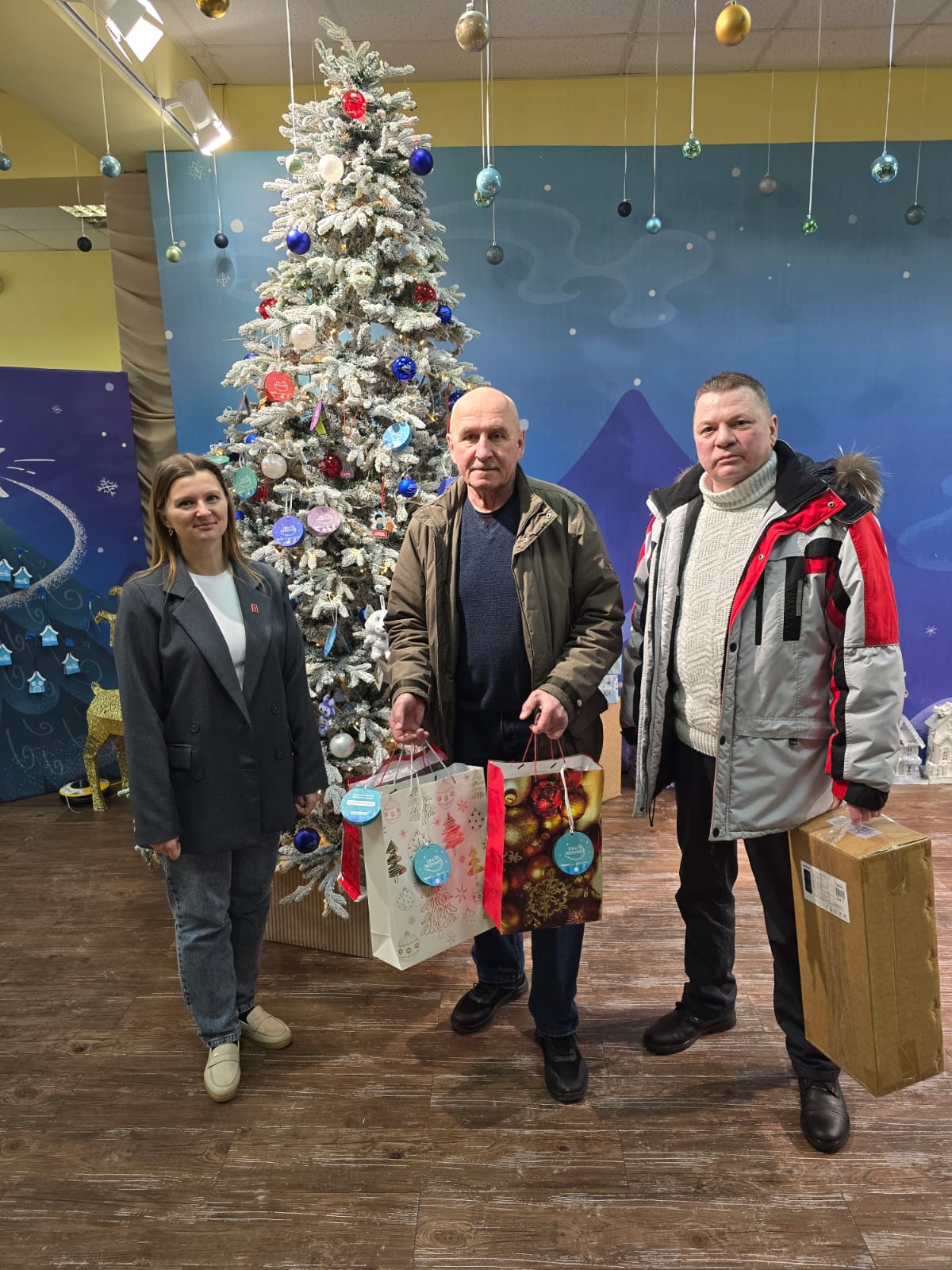 Сотрудники Магаданского филиала Камчатской дирекции исполнили новогодние мечты детей