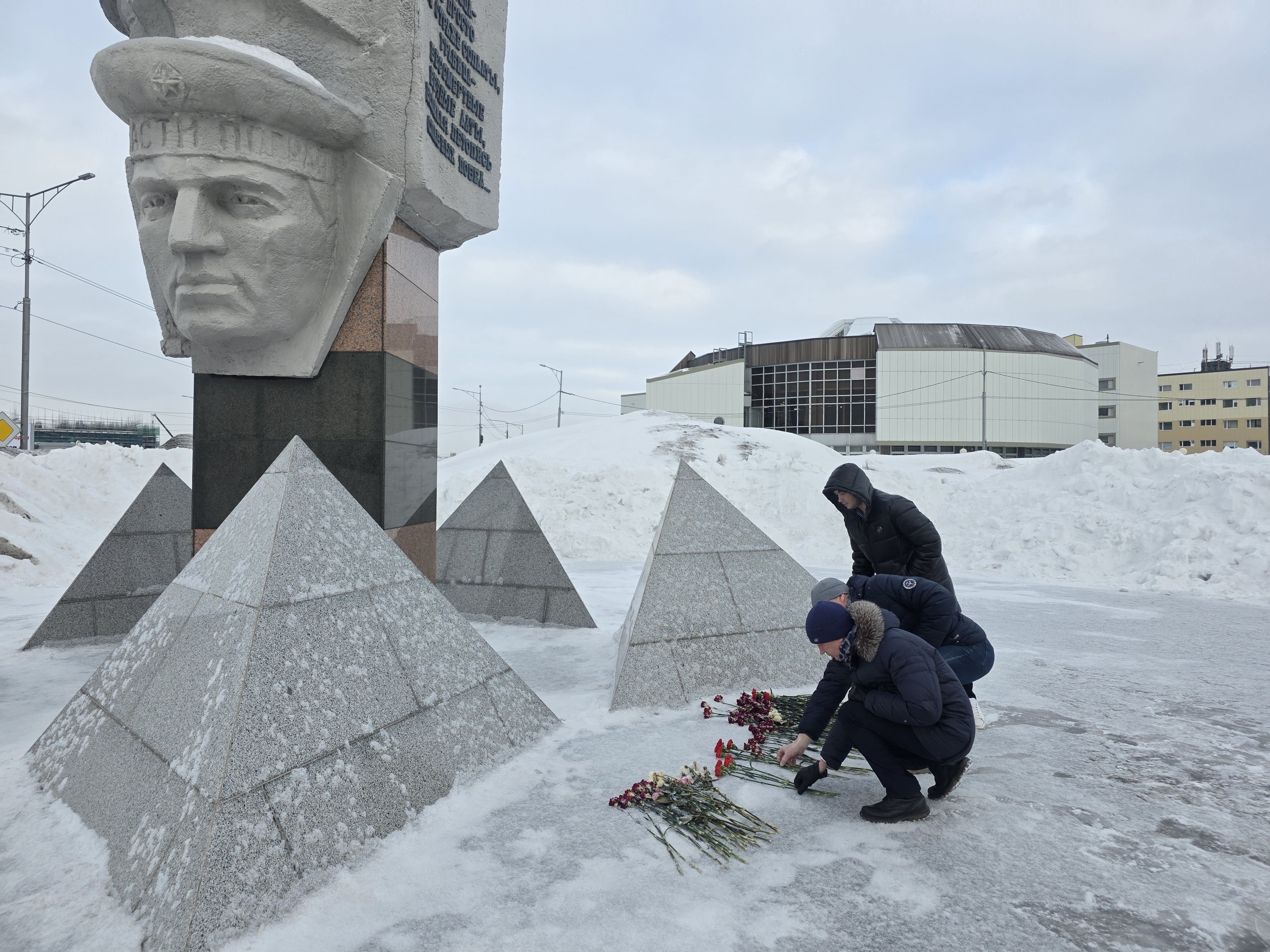 Сотрудники Камчатской дирекции возложили цветы в честь Дня защитника Отечества