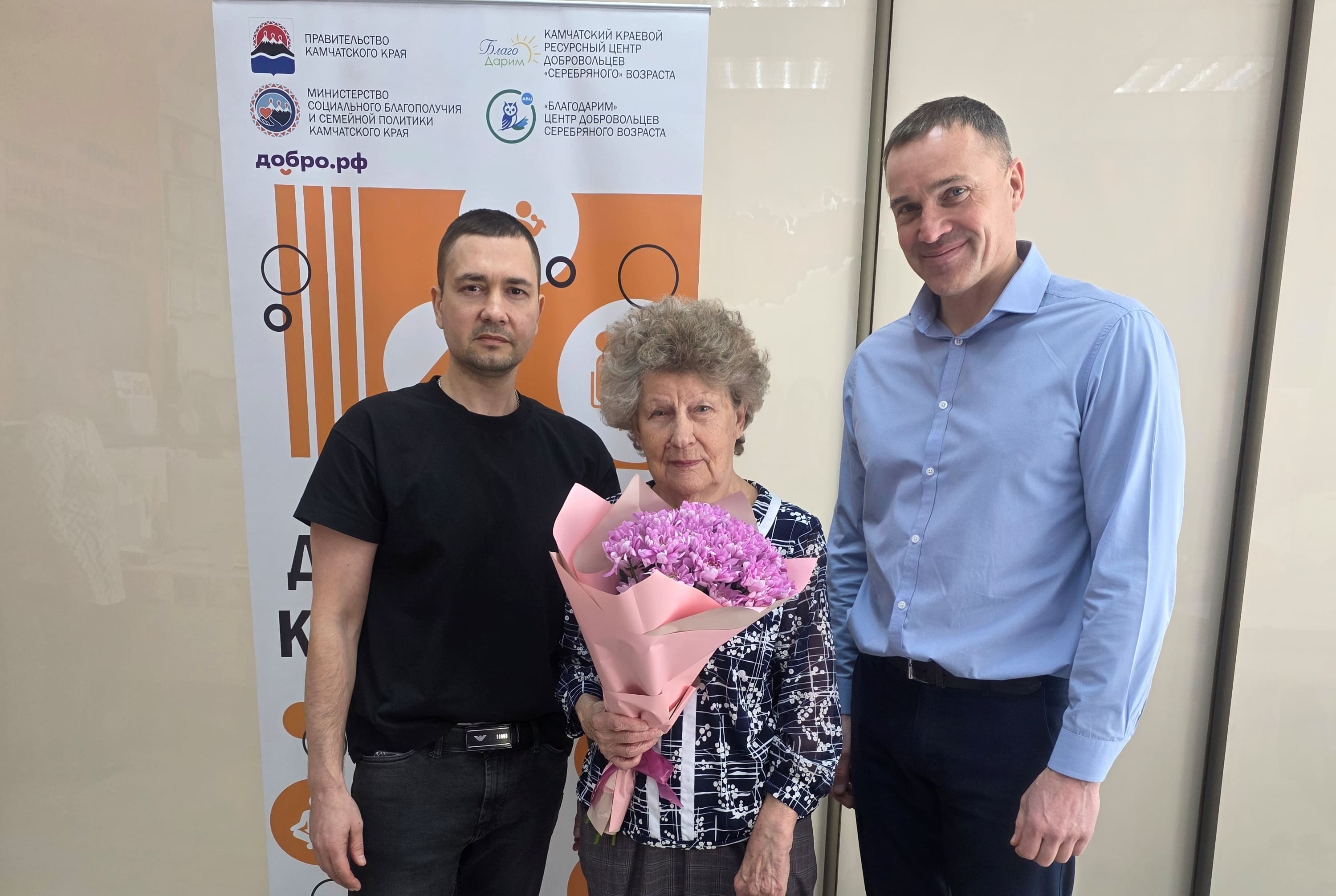 Сотрудники Камчатской дирекции поздравили ветерана труда с Международным женским днем