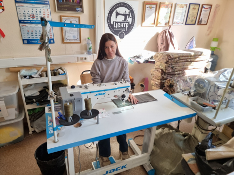 Сотрудники Камчатской дирекции приняли участие в изготовлении изделий для участников Специальной военной операции