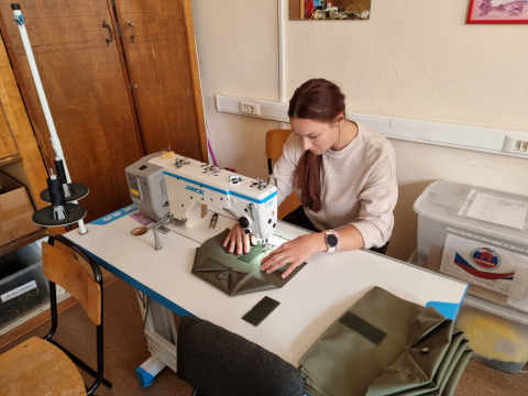 Сотрудники Камчатской дирекции приняли участие в изготовлении изделий для участников Специальной военной операции