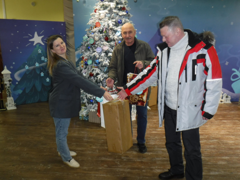 Сотрудники Магаданского филиала Камчатской дирекции исполнили новогодние мечты детей