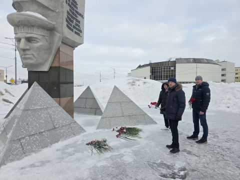 Сотрудники Камчатской дирекции возложили цветы в честь Дня защитника Отечества