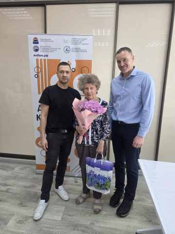 Сотрудники Камчатской дирекции поздравили ветерана труда с Международным женским днем